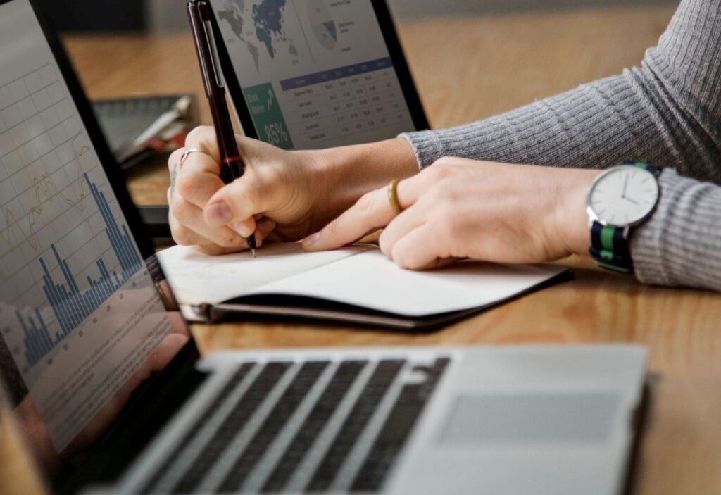 Infobroker analizuje dane biznesowe przy wykorzystaniu laptopów